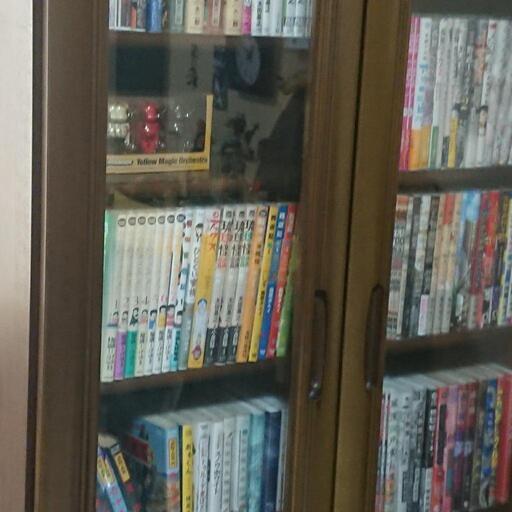 本棚 タンス ガラステーブル 机 売ります。