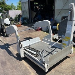 ハイエースワイドから下ろした車イスのリフトです。