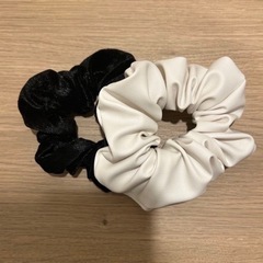 シュシュ　ホワイトレザー　ベロア