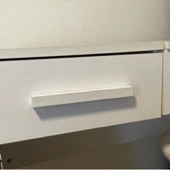 ドレッサーデスクと椅子の画像