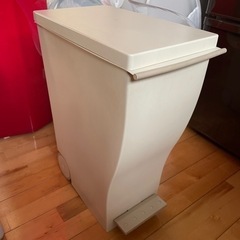 プラチック製足踏みゴミ箱