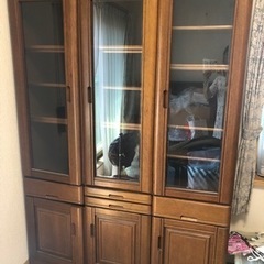 飾り棚　キャビネット　本棚　しっかりしています　

