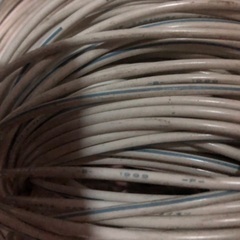 白いケーブルの画像