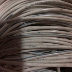 白いケーブルの画像