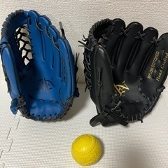 グローブ2つとボールの画像