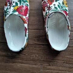 譲ります、crocsの花柄サンダル
