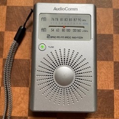 携帯ラジオ。万歩計。帽子に付けるライト