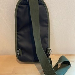 ［パラス・デザイン］PALLAS DESIGN シンプル ボディバッグ オレンジライニング(カーキ）の画像