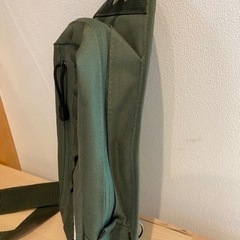 ［パラス・デザイン］PALLAS DESIGN シンプル ボディバッグ オレンジライニング(カーキ）の画像