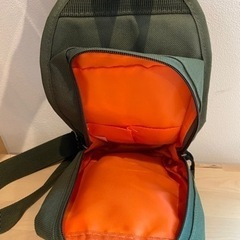 ［パラス・デザイン］PALLAS DESIGN シンプル ボディバッグ オレンジライニング(カーキ）の画像