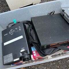 【引取限定無料】プロジェクター・電子機器・ゴルフバッグ・スマホケース（新品）大量の画像