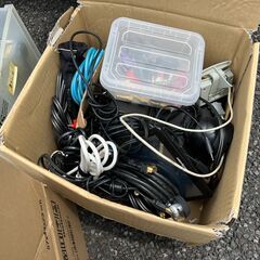 【引取限定無料】プロジェクター・電子機器・ゴルフバッグ・スマホケース（新品）大量の画像