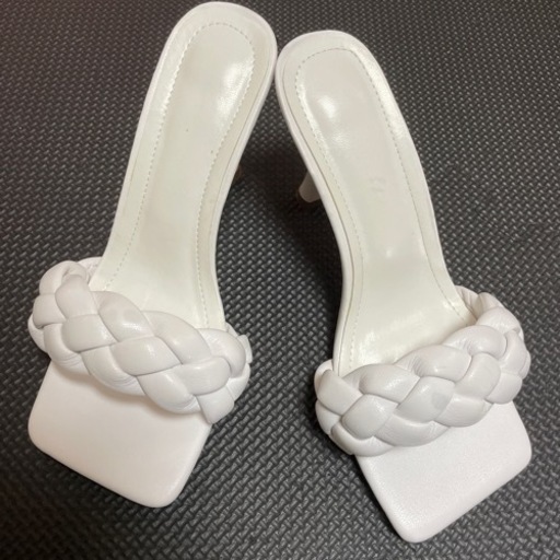 白いヒール？サンダル？