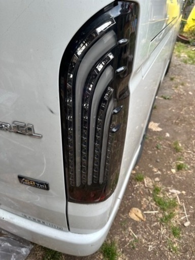 ハイエース　テールランプ