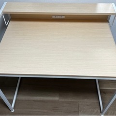 【無料】パソコンデスク（コンセント付き）