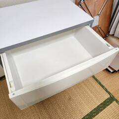 おしゃれな白いチェストの画像