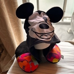 ミッキーのフード付きトラベルピロー(未使用)の画像