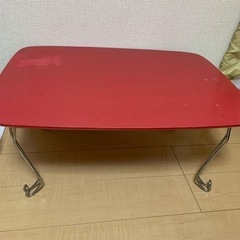 赤いテーブル