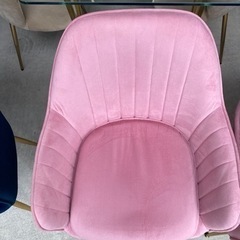 ピンクの椅子★脚は金色★の画像
