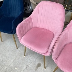 ピンクの椅子★脚は金色★の画像