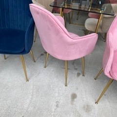 ピンクの椅子★脚は金色★の画像