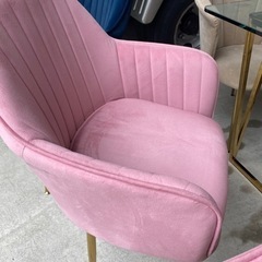 ピンクの椅子★脚は金色★の画像