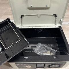 金庫　鍵付きの画像