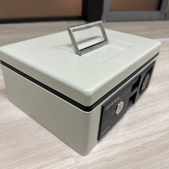 金庫　鍵付きの画像