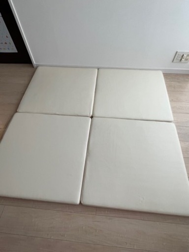 転んでも安心◆厚み4cm プレイマット　70cm x 70cm 4枚セット