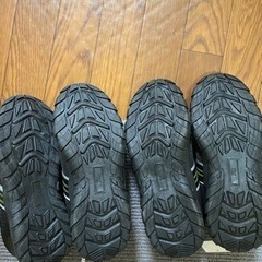 新品未使用の安全靴2足で1400円。サイズ25の画像
