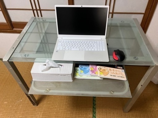 ガラス張りのpc机です。