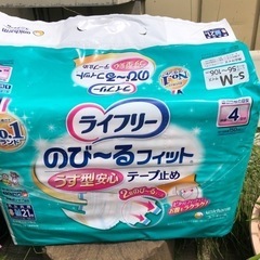 決まりました‼️大人用紙パンツや尿取りパット　まとめて　7パックおまけあり　未開封の画像