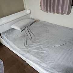 【定価70000円】セミダブルベッド　状態良好　収納多数。棚＋二口コンセント付き