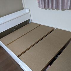 【定価70000円】セミダブルベッド　状態良好　収納多数。棚＋二口コンセント付き