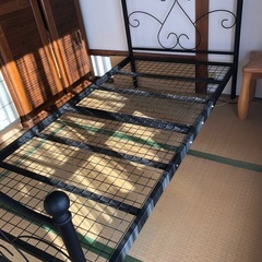 おしゃれなアイアン組み立てベッドの画像