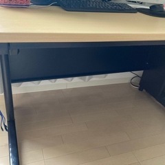 【至急】コンセント穴付き パソコンデスクの画像