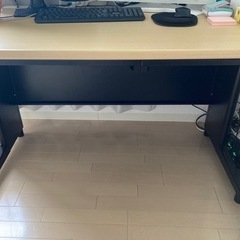 【至急】コンセント穴付き パソコンデスクの画像
