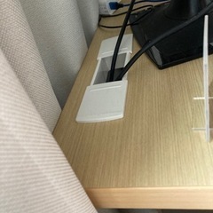 【至急】コンセント穴付き パソコンデスクの画像
