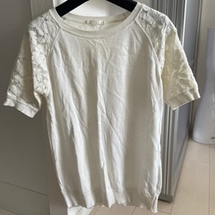 白の袖レースのカットソー