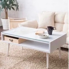 白いガラスのローテーブル