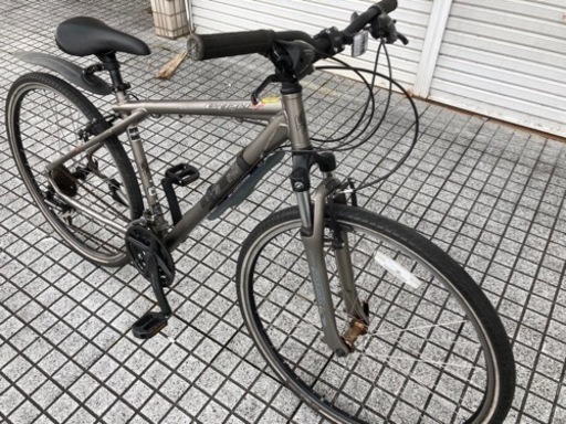 【クロスバイク】3x8段変速　700x40cタイヤ　スタンド、泥除け付　若林自転車　唐崎店　SALE中❗️