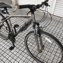 【クロスバイク】3x8段変速　700x40cタイヤ　スタンド、泥除け付　若林自転車　唐崎店　SALE中❗️の画像
