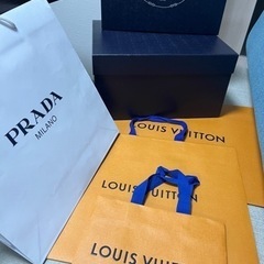 PRADA空箱×2とLOUIS VUITTON・PRADAの紙袋×4