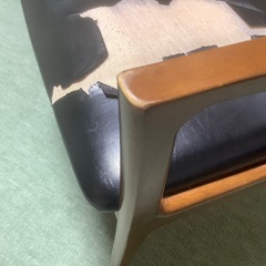 カリモク60 1シーター　座面に破れありの画像