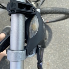 マウンテンバイクと子供用トレーラーの画像