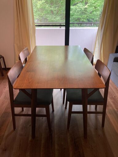 北欧風ウォルナットのダイニングテーブルセット