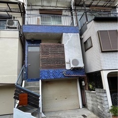 ★普通車１台バイク３台駐車可★倉庫付★シャッター付ガレージ★２L...
