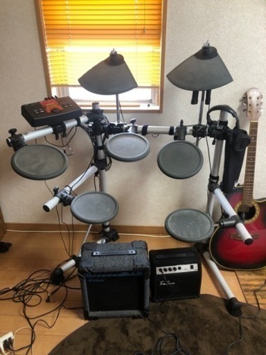 電子ドラム.アコースティック風エレキギターベースギター、