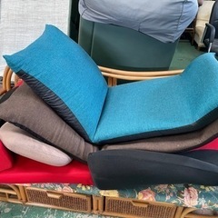 中古品ですがまだまだ使える座椅子あります♪1つ¥500