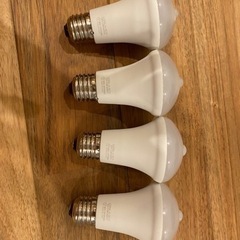 【アイリスオーヤマ】LED電球4個セット( E26 40W 人感センサー付)の画像